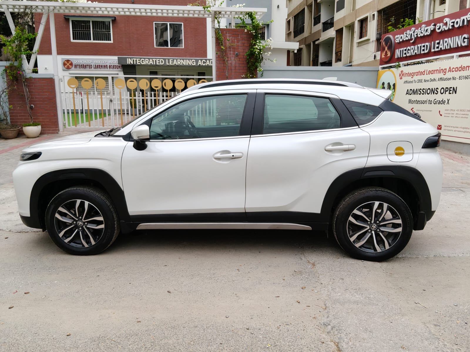 2025 Toyota Urban Cruiser Hyryder V MT 2WD NEODRIVE