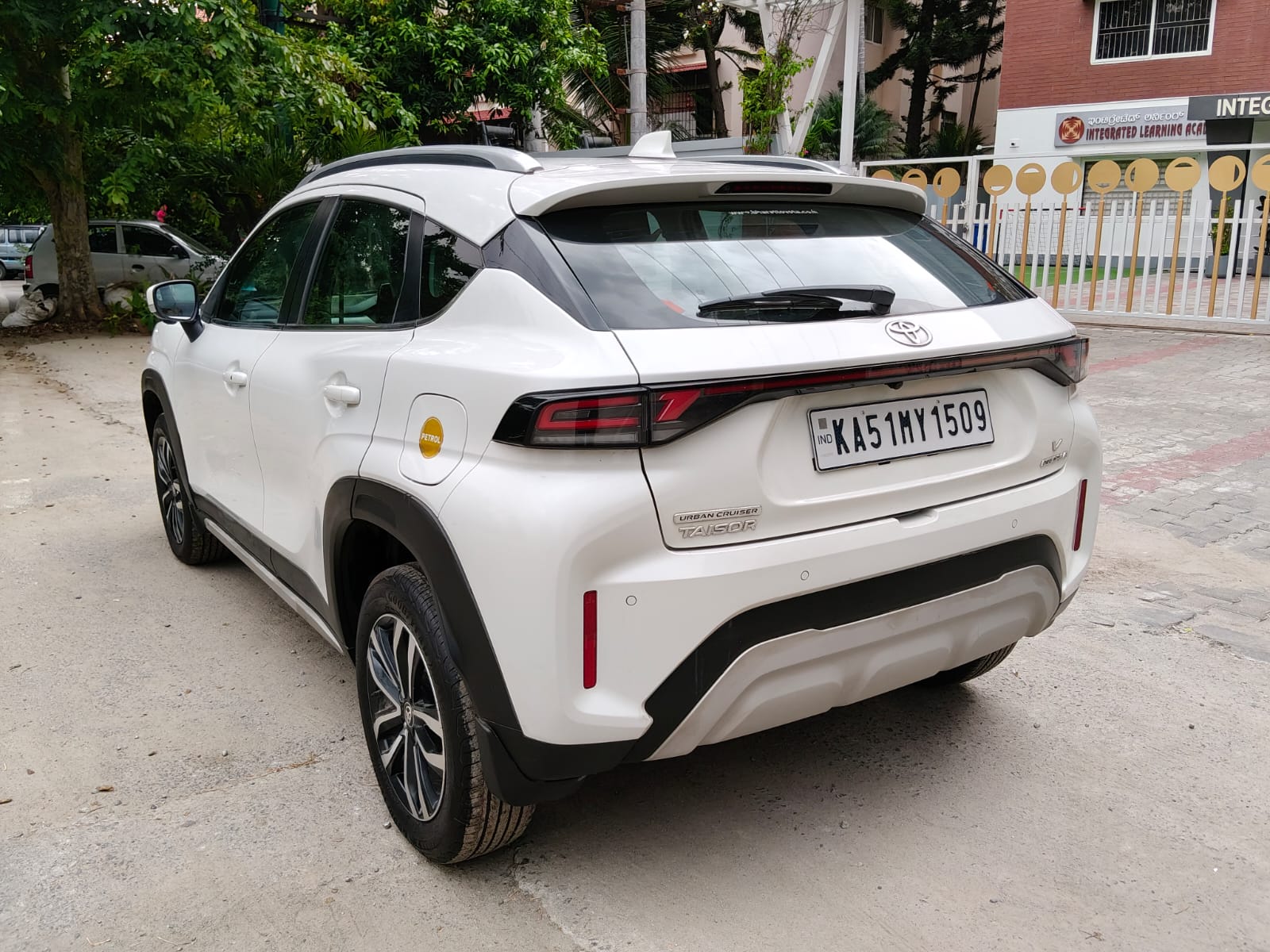 2025 Toyota Urban Cruiser Hyryder V MT 2WD NEODRIVE