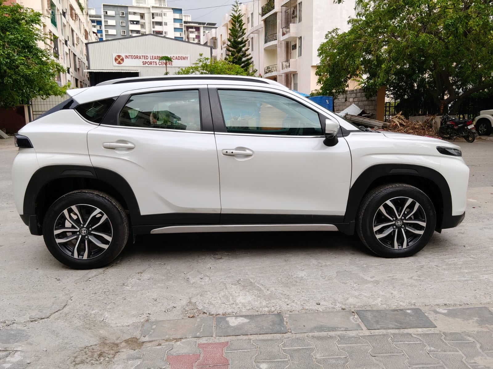 2025 Toyota Urban Cruiser Hyryder V MT 2WD NEODRIVE